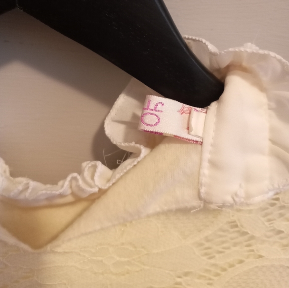 Lovely Blouse with Lace - Picture 3 of 8